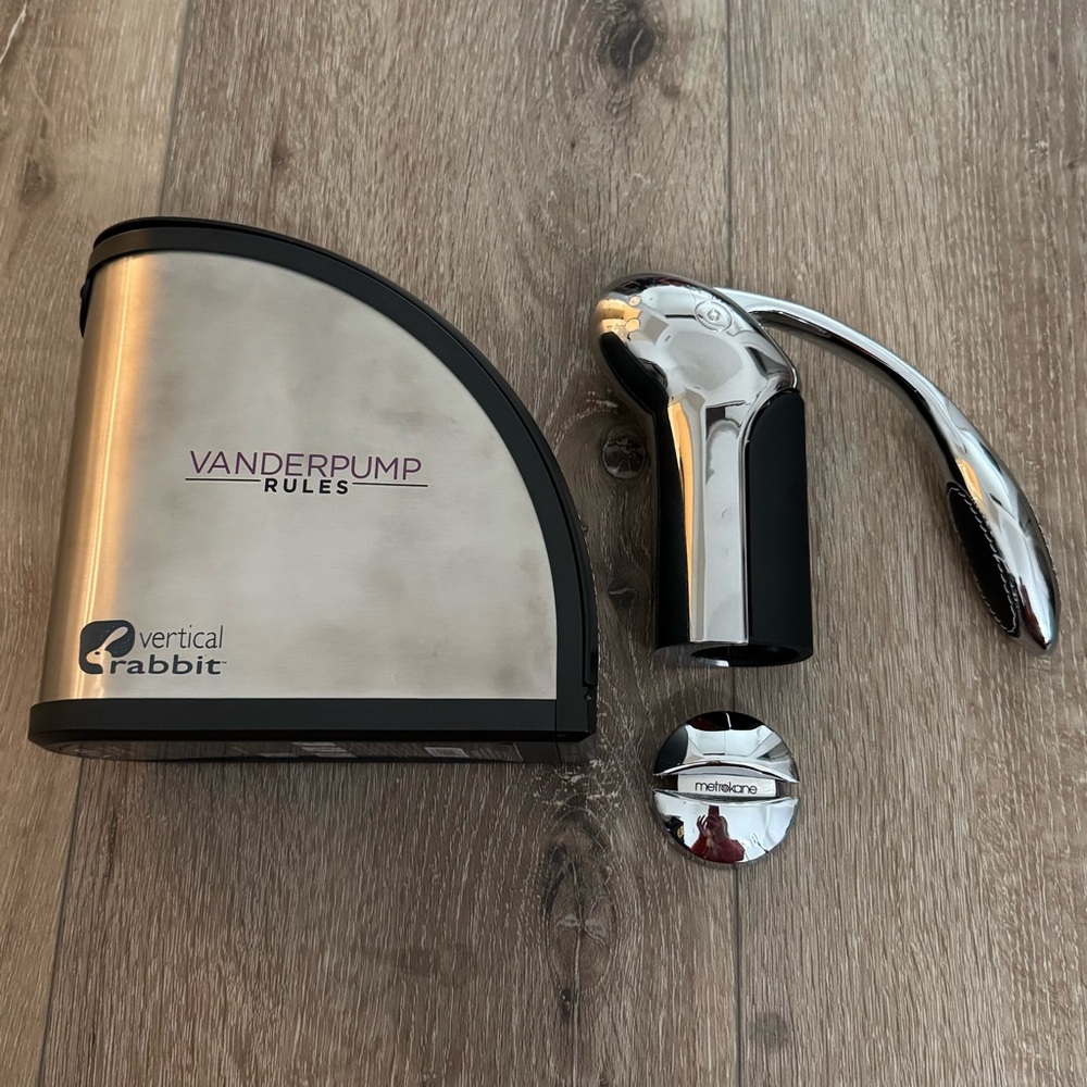 NWT Vanderpump Rules Vertical Rabbit Wine Opener Silver & Black